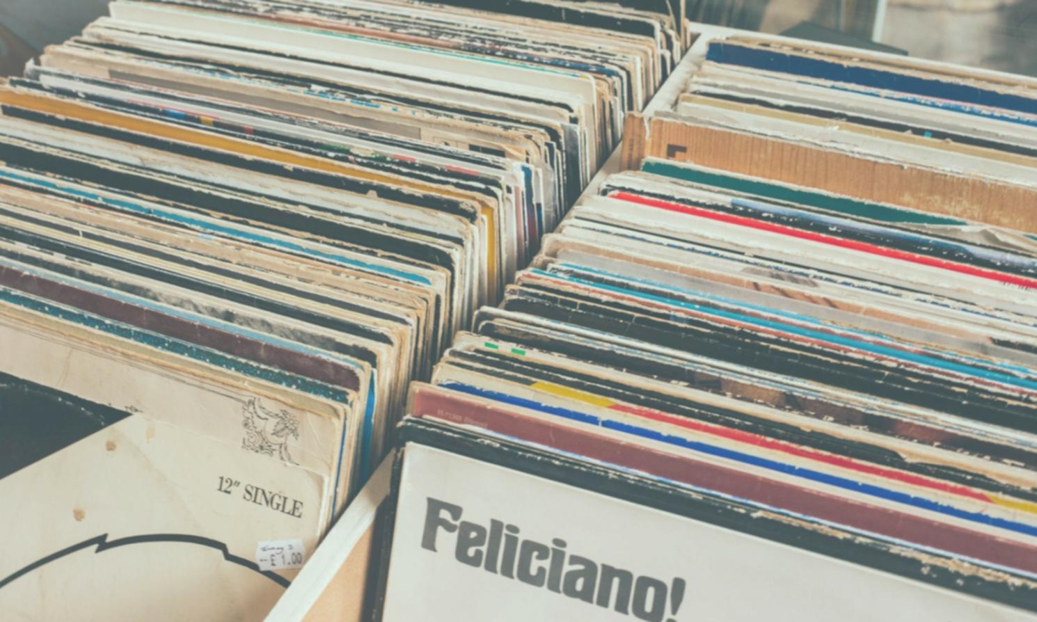 Studio di registrazione professionale con strumenti musicali