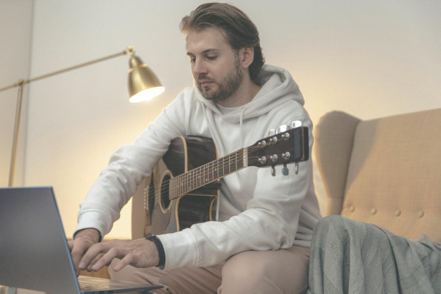 Chitarra acustica in primo piano